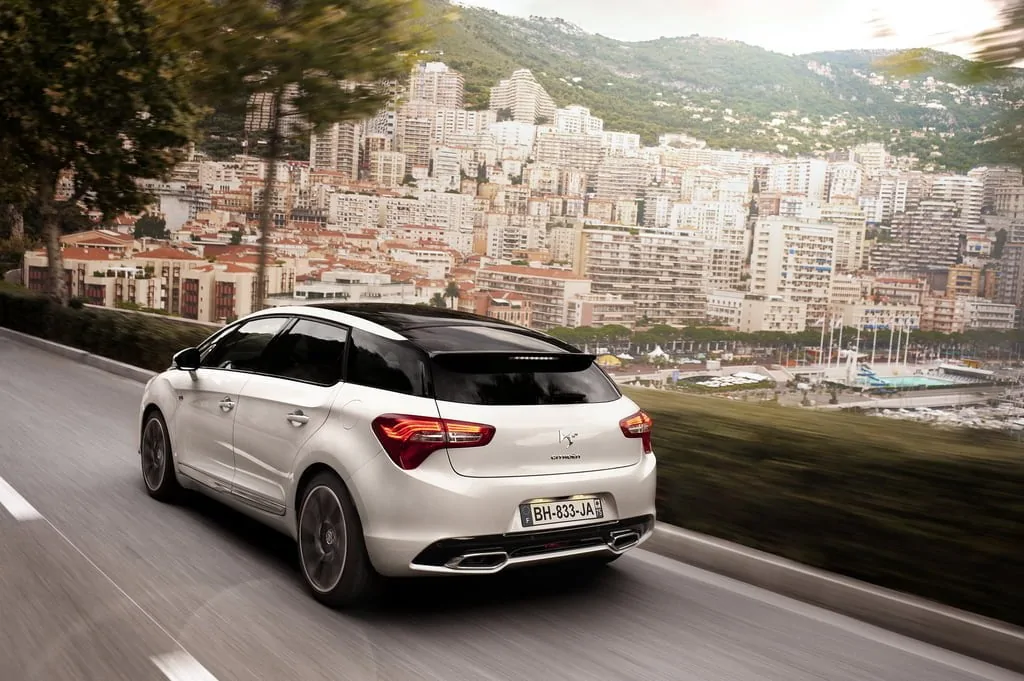 Citroen DS5 Monaco manzarası eşliğinde