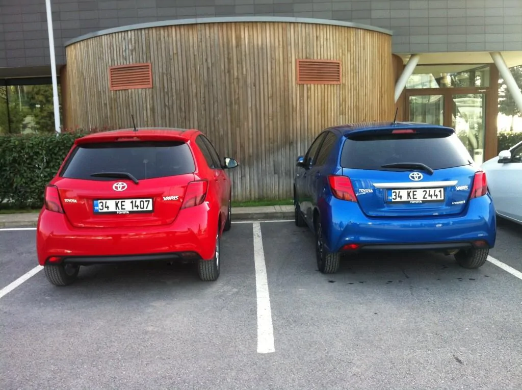 Toyota Yaris 1.3 benzinli mutidrive vs Toyota Yaris hibrid (1)