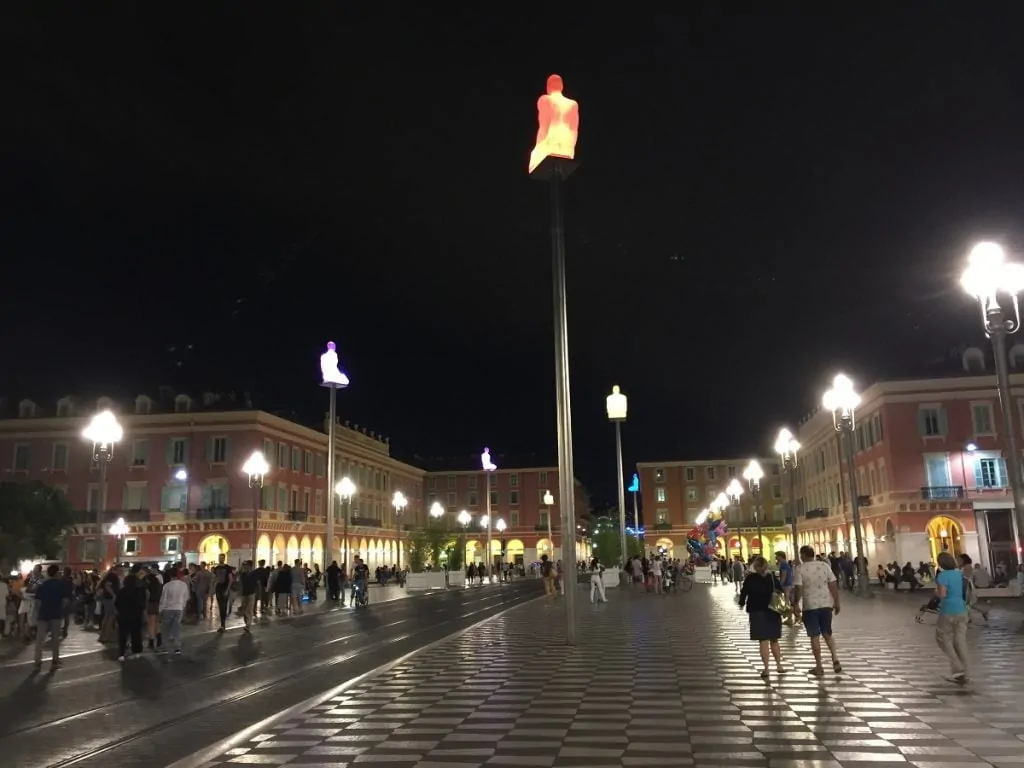 Nice'in Massena Meydanı'nda yer alan renkli adam heykellerini de yapan Jaume Plensa 