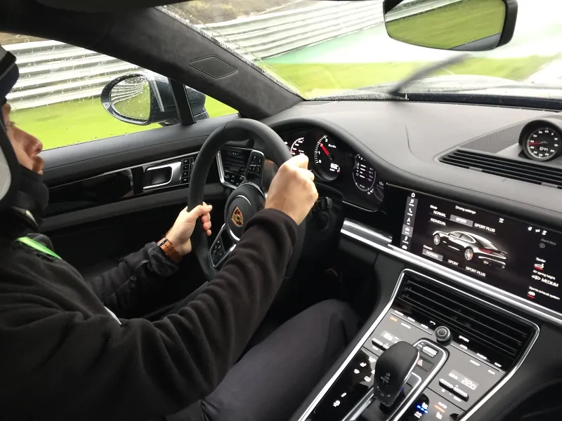 Porsche Panamera piano black ön konsol