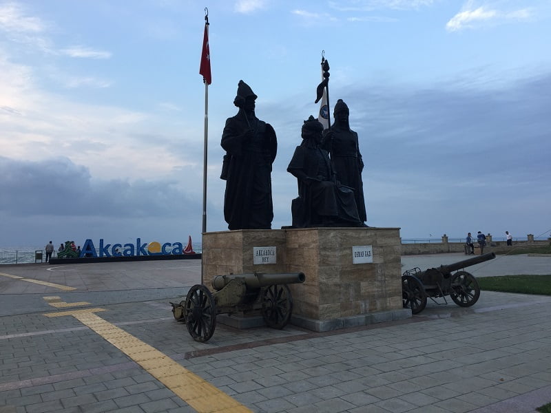 Akça Koca Bey heykeli Akçakoca liman